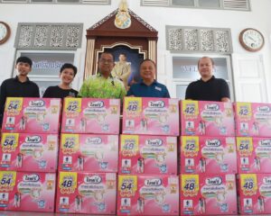 เรวัตฯ นายก อบจ.ภูเก็ต รับมอบผ้าอ้อมผู้ใหญ่จาก ธ.ก.ส. ส่งต่อความห่วงใย ช่วยเหลือบุคคลที่มีภาวะพึ่งพิง