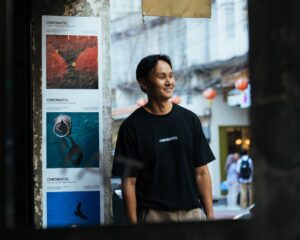 นิทรรศการภาพถ่าย CHROMATIC: A Journey Through Neighborhood Color การเดินทางของสีสันย่านเมืองเก่า เมื่อสีไม่ใช่แค่สิ่งที่มองเห็น แต่คือจุดเชื่อมต่อของชีวิตและชุมชน