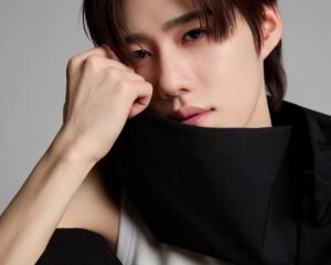 “พีพี กฤษฏ์” ชวนแฟนๆ ร่วมส่งต่อความรักคืนสู่สังคมเนื่องในวันเกิด ด้วยการทำบุญผ่านของที่ระลึก Colors Culture x Siriraj เพื่อสมทบกองทุนปรับปรุงห้องผ่าตัด โรงพยาบาลศิริราช เปิดพรีออเดอร์ 23 เม.ย.นี้ หลังจากเมื่อวันที่ 1 เมษายน 2569 ทาง PP KRIT ENTERTAINMENT ได้ประกาศงดรับของขวัญวันเกิดประจำปี 2026 ของศิลปิน พีพี – กฤษฏ์ อำนวยเดชกร และเชิญชวนแฟนๆ ร่วมส่งต่อความรักและพลังสนับสนุนกลับคืนสู่สังคม ด้วยการสนับสนุนสินค้าที่ระลึก คอลเลกชันพิเศษจาก Colors Culture x Siriraj ที่จะเปิดให้พรีออเดอร์ของที่ระลึกในวันที่ 23 เมษายน 2569 เวลา 10.00 น. เป็นต้นไป โดยรายได้จะนำไปสมทบ กองทุนปรับปรุงห้องผ่าตัด ตึกสยามินทร์ ชั้น 3-5 โรงพยาบาลศิริราช เพื่อช่วยพัฒนาและปรับปรุงพื้นที่การรักษาที่ปัจจุบันมีสภาพชำรุดทรุดโทรม รวมถึงรองรับการนำเทคโนโลยีมาใช้ในการผ่าตัด เพื่อเพิ่มประสิทธิภาพในการรักษาผู้ป่วยให้ดียิ่งขึ้น   สำหรับของที่ระลึกในแคมเปญนี้ เป็นคอลเลกชันพิเศษจาก Colors Culture ที่จัดทำร่วมกับศิริราช โดยจะเปิดพรีออเดอร์ทั้งหมด 3 รายการ ได้แก่   • บริจาค 2,500 บาท ได้รับ Chubby Heart Canvas Tote Bag 1 ใบ • บริจาค 1,990 บาท ได้รับ Chubby Heart Graphic Oversized T-Shirt 1 ตัว • บริจาค 990 บาท ได้รับ Chubby Heart Mirror Keychain 1 ชิ้น   แฟนๆ ที่ต้องการร่วมสนับสนุนผ่านการขอรับของที่ระลึก สามารถสั่งพรีออเดอร์ได้ทางเว็บไซต์งานองค์กรสัมพันธ์และกิจการพิเศษที่ https://sirirajgive.org/th โดยจะเปิดรับพรีออเดอร์ตั้งแต่วันที่ 23-30 เมษายน 2569 และของที่ระลึกมีกำหนดจัดส่งตั้งแต่วันที่ 15 กรกฎาคม 2569 เป็นต้นไป   นอกจากการร่วมสนับสนุนผ่านของที่ระลึกแล้ว แฟนๆ ยังสามารถร่วมเป็นส่วนหนึ่งของแคมเปญนี้ได้ ผ่านช่องทางการบริจาคโดยตรง เป็นจำนวนเท่าไหร่ก็ได้ เพื่อสมทบทุนให้กับ กองทุนห้องผ่าตัด โรงพยาบาลศิริราช เพื่อร่วมส่งต่อความตั้งใจดีๆ ให้เกิดประโยชน์กับผู้ป่วยอย่างแท้จริง ด้วยการสแกน QR Code ในภาพ (ชื่อบัญชี: ศิริราชมูลนิธิ) **e-Donation (ข้อมูลการบริจาคถูกส่งเข้ากรมสรรพากรโดยอัตโนมัติ) ทั้งนี้ การบริจาคในแคมเปญดังกล่าวสามารถ ลดหย่อนภาษีได้ 2 เท่า ตามเงื่อนไขที่กำหนด   แคมเปญนี้จึงนับเป็นอีกหนึ่งความหมายพิเศษในช่วงวันเกิดของพีพี กฤษฏ์ ที่เปลี่ยนจากการรับของขวัญ มาเป็นการเปิดโอกาสให้แฟนๆ ได้ร่วมกัน “ให้” ในรูปแบบที่มีคุณค่ามากกว่าเดิม ทั้งผ่านการสนับสนุนของที่ระลึกและการบริจาคเพื่อช่วยเหลือผู้ป่วยของโรงพยาบาลศิริราช  แฟนๆ ที่อยากร่วมเป็นส่วนหนึ่งของโมเมนต์พิเศษนี้ เตรียมพบกันได้ในวันที่ 23 เมษายน 2569 เวลา 10.00 น. พร้อมกัน และร่วมส่งต่อความรัก ความห่วงใย และคำอวยพรดีๆ ให้กับพีพีในปีนี้ไปด้วยกัน   #PPKritt #PPKritEntertainment #ColorsCulturexSiriraj #ศิริราชมูลนิธิ #โรงพยาบาลศิริราช #SirirajHospital #งานองค์กรสัมพันธ์และกิจการพิเศษศิริราช