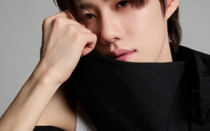 “พีพี กฤษฏ์” ชวนแฟนๆ ร่วมส่งต่อความรักคืนสู่สังคมเนื่องในวันเกิด ด้วยการทำบุญผ่านของที่ระลึก Colors Culture x Siriraj เพื่อสมทบกองทุนปรับปรุงห้องผ่าตัด โรงพยาบาลศิริราช เปิดพรีออเดอร์ 23 เม.ย.นี้ หลังจากเมื่อวันที่ 1 เมษายน 2569 ทาง PP KRIT ENTERTAINMENT ได้ประกาศงดรับของขวัญวันเกิดประจำปี 2026 ของศิลปิน พีพี – กฤษฏ์ อำนวยเดชกร และเชิญชวนแฟนๆ ร่วมส่งต่อความรักและพลังสนับสนุนกลับคืนสู่สังคม ด้วยการสนับสนุนสินค้าที่ระลึก คอลเลกชันพิเศษจาก Colors Culture x Siriraj ที่จะเปิดให้พรีออเดอร์ของที่ระลึกในวันที่ 23 เมษายน 2569 เวลา 10.00 น. เป็นต้นไป โดยรายได้จะนำไปสมทบ กองทุนปรับปรุงห้องผ่าตัด ตึกสยามินทร์ ชั้น 3-5 โรงพยาบาลศิริราช เพื่อช่วยพัฒนาและปรับปรุงพื้นที่การรักษาที่ปัจจุบันมีสภาพชำรุดทรุดโทรม รวมถึงรองรับการนำเทคโนโลยีมาใช้ในการผ่าตัด เพื่อเพิ่มประสิทธิภาพในการรักษาผู้ป่วยให้ดียิ่งขึ้น   สำหรับของที่ระลึกในแคมเปญนี้ เป็นคอลเลกชันพิเศษจาก Colors Culture ที่จัดทำร่วมกับศิริราช โดยจะเปิดพรีออเดอร์ทั้งหมด 3 รายการ ได้แก่   • บริจาค 2,500 บาท ได้รับ Chubby Heart Canvas Tote Bag 1 ใบ • บริจาค 1,990 บาท ได้รับ Chubby Heart Graphic Oversized T-Shirt 1 ตัว • บริจาค 990 บาท ได้รับ Chubby Heart Mirror Keychain 1 ชิ้น   แฟนๆ ที่ต้องการร่วมสนับสนุนผ่านการขอรับของที่ระลึก สามารถสั่งพรีออเดอร์ได้ทางเว็บไซต์งานองค์กรสัมพันธ์และกิจการพิเศษที่ https://sirirajgive.org/th โดยจะเปิดรับพรีออเดอร์ตั้งแต่วันที่ 23-30 เมษายน 2569 และของที่ระลึกมีกำหนดจัดส่งตั้งแต่วันที่ 15 กรกฎาคม 2569 เป็นต้นไป   นอกจากการร่วมสนับสนุนผ่านของที่ระลึกแล้ว แฟนๆ ยังสามารถร่วมเป็นส่วนหนึ่งของแคมเปญนี้ได้ ผ่านช่องทางการบริจาคโดยตรง เป็นจำนวนเท่าไหร่ก็ได้ เพื่อสมทบทุนให้กับ กองทุนห้องผ่าตัด โรงพยาบาลศิริราช เพื่อร่วมส่งต่อความตั้งใจดีๆ ให้เกิดประโยชน์กับผู้ป่วยอย่างแท้จริง ด้วยการสแกน QR Code ในภาพ (ชื่อบัญชี: ศิริราชมูลนิธิ) **e-Donation (ข้อมูลการบริจาคถูกส่งเข้ากรมสรรพากรโดยอัตโนมัติ) ทั้งนี้ การบริจาคในแคมเปญดังกล่าวสามารถ ลดหย่อนภาษีได้ 2 เท่า ตามเงื่อนไขที่กำหนด   แคมเปญนี้จึงนับเป็นอีกหนึ่งความหมายพิเศษในช่วงวันเกิดของพีพี กฤษฏ์ ที่เปลี่ยนจากการรับของขวัญ มาเป็นการเปิดโอกาสให้แฟนๆ ได้ร่วมกัน “ให้” ในรูปแบบที่มีคุณค่ามากกว่าเดิม ทั้งผ่านการสนับสนุนของที่ระลึกและการบริจาคเพื่อช่วยเหลือผู้ป่วยของโรงพยาบาลศิริราช  แฟนๆ ที่อยากร่วมเป็นส่วนหนึ่งของโมเมนต์พิเศษนี้ เตรียมพบกันได้ในวันที่ 23 เมษายน 2569 เวลา 10.00 น. พร้อมกัน และร่วมส่งต่อความรัก ความห่วงใย และคำอวยพรดีๆ ให้กับพีพีในปีนี้ไปด้วยกัน   #PPKritt #PPKritEntertainment #ColorsCulturexSiriraj #ศิริราชมูลนิธิ #โรงพยาบาลศิริราช #SirirajHospital #งานองค์กรสัมพันธ์และกิจการพิเศษศิริราช