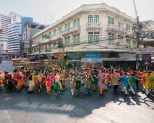 แตกตื่นทั้งพาหุรัด! กองถ่ายปริศนาบุกวันสงกรานต์ ที่แท้คือหนังสั้นสุดพิเศษ จาก “พี่เก้ง–จิระ มะลิกุล” เพื่อคอนเสิร์ต “มาม่า presents GDH โตมาด้วยกัน ออร์เคสตรามูฟวี่คอนเสิร์ต”
