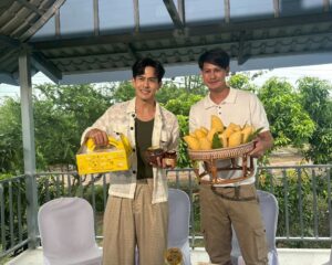 จากหมู่บ้านร้างสู่แผ่นดินทอง! “เต้ย – น้ำ” บุกปราจีนบุรี ตามรอย “มะม่วงน้ำดอกไม้สีทอง” พรีเมียมระดับโลก