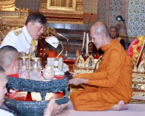 พระบาทสมเด็จพระเจ้าอยู่หัว และสมเด็จพระนางเจ้า ฯ พระบรมราชินี เสด็จพระราชดำเนินไปทรงบำเพ็ญพระราชกุศลทักษิณานุปทานในการพระราชพิธีฉัตรมงคล พุทธศักราช ๒๕๖๙ ณ พระที่นั่งอมรินทรวินิจฉัย พระบรมมหาราชวัง