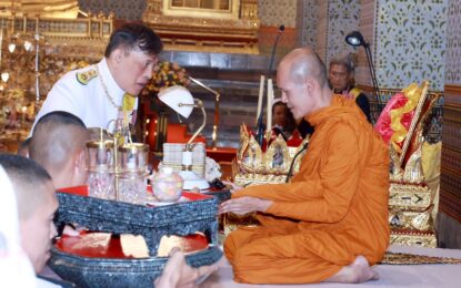 พระบาทสมเด็จพระเจ้าอยู่หัว และสมเด็จพระนางเจ้า ฯ พระบรมราชินี เสด็จพระราชดำเนินไปทรงบำเพ็ญพระราชกุศลทักษิณานุปทานในการพระราชพิธีฉัตรมงคล พุทธศักราช ๒๕๖๙ ณ พระที่นั่งอมรินทรวินิจฉัย พระบรมมหาราชวัง