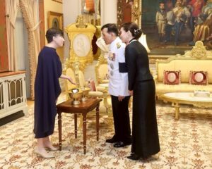 พระบาทสมเด็จพระเจ้าอยู่หัว และสมเด็จพระนางเจ้า ฯ พระบรมราชินี เสด็จออก ณ พระที่นั่งอัมพรสถาน พระราชวังดุสิต พระราชทานพระบรมราชวโรกาสให้ นางสาวแอนเจลา  เจน  แม็กดอนัลด์ (Ms. Angela  Jane  Macdonald) เอกอัครราชทูตเครือรัฐออสเตรเลียประจำประเทศไทย ซึ่งพระราชทานพระบรมราชวโรกาสให้เข้าเฝ้าทูลละอองธุลีพระบาท ถวายอักษรสาส์นตราตั้ง เมื่อวันที่ ๖ ตุลาคม ๒๕๖๕ เฝ้าทูลละอองธุลีพระบาท กราบบังคมทูลลา ในโอกาสที่จะพ้นจากหน้าที่