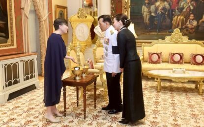 พระบาทสมเด็จพระเจ้าอยู่หัว และสมเด็จพระนางเจ้า ฯ พระบรมราชินี เสด็จออก ณ พระที่นั่งอัมพรสถาน พระราชวังดุสิต พระราชทานพระบรมราชวโรกาสให้ นางสาวแอนเจลา  เจน  แม็กดอนัลด์ (Ms. Angela  Jane  Macdonald) เอกอัครราชทูตเครือรัฐออสเตรเลียประจำประเทศไทย ซึ่งพระราชทานพระบรมราชวโรกาสให้เข้าเฝ้าทูลละอองธุลีพระบาท ถวายอักษรสาส์นตราตั้ง เมื่อวันที่ ๖ ตุลาคม ๒๕๖๕ เฝ้าทูลละอองธุลีพระบาท กราบบังคมทูลลา ในโอกาสที่จะพ้นจากหน้าที่