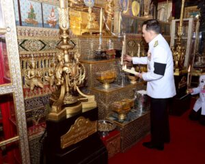 พระบาทสมเด็จพระเจ้าอยู่หัว และสมเด็จพระนางเจ้า ฯ พระบรมราชินี เสด็จพระราชดำเนินไปในการพระราชพิธีพืชมงคล พุทธศักราช ๒๕๖๙  ณ พระอุโบสถวัดพระศรีรัตนศาสดาราม พระบรมมหาราชวัง