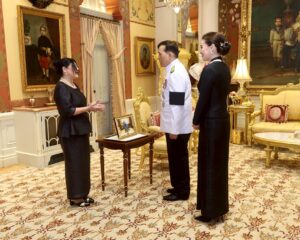วันนี้ ๑๒ พฤษภาคม ๒๕๖๙ เวลา ๑๘.๕๔ น. พระบาทสมเด็จพระเจ้าอยู่หัว และสมเด็จพระนางเจ้า ฯ พระบรมราชินี เสด็จออก ณ พระที่นั่งอัมพรสถาน พระราชวังดุสิต พระราชทานพระบรมราชวโรกาสให้ นางสาวเซซิเลีย  ซูนิลดา  กาลาร์เรตา  บาซัน (Ms. Cecilia  Zunilda  Galarreta  Bazan) เอกอัครราชทูตสาธารณรัฐเปรูประจำประเทศไทย ซึ่งพระราชทานพระบรมราชวโรกาสให้เข้าเฝ้าทูลละอองธุลีพระบาท ถวายอักษรสาส์นตราตั้ง เมื่อวันที่ ๖ ตุลาคม ๒๕๖๕ เฝ้าทูลละอองธุลีพระบาท กราบบังคมทูลลา ในโอกาสที่จะพ้นจากหน้าที่ #ทรงพระเจริญ