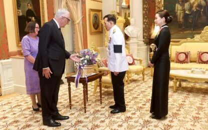 พระบาทสมเด็จพระเจ้าอยู่หัว และสมเด็จพระนางเจ้า ฯ พระบรมราชินี เสด็จออก ณ พระที่นั่งอัมพรสถาน พระราชวังดุสิต พระราชทานพระบรมราชวโรกาสให้ นายโจนาทาน  เดล  คิงส์ (Mr. Jonathan  Dale  Kings) เอกอัครราชทูตนิวซีแลนด์ประจำประเทศไทย ซึ่งพระราชทานพระบรมราชวโรกาสให้เข้าเฝ้าทูลละอองธุลีพระบาท ถวายอักษรสาส์นตราตั้ง เมื่อวันที่ ๔ ตุลาคม ๒๕๖๕ เฝ้าทูลละอองธุลีพระบาท กราบบังคมทูลลา ในโอกาสที่จะพ้นจากหน้าที่