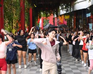 เปลี่ยนหน้าห้าง เป็นลานแอโรบิค รวมพลังแฟนด้อม “จูเนียร์ ปณชัย”  จุดไฟแอโรบิคเดือดกลางบางกะปิ