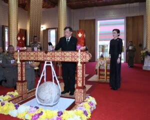 พระบาทสมเด็จพระเจ้าอยู่หัว และสมเด็จพระนางเจ้า ฯ พระบรมราชินี เสด็จพระราชดำเนินไปทรงประกอบพิธีตัดหวายลูกนิมิตพระอุโบสถ ณ วัดประชานิยม อำเภอเมืองกาฬสินธุ์ จังหวัดกาฬสินธุ์