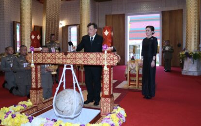 พระบาทสมเด็จพระเจ้าอยู่หัว และสมเด็จพระนางเจ้า ฯ พระบรมราชินี เสด็จพระราชดำเนินไปทรงประกอบพิธีตัดหวายลูกนิมิตพระอุโบสถ ณ วัดประชานิยม อำเภอเมืองกาฬสินธุ์ จังหวัดกาฬสินธุ์