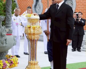 ในหลวง – พระราชินี เสด็จพระราชดำเนินไปทรงเปิดอาคารศาลเจ้าไต้ฮงกงหยกขาว เฉลิมพระเกียรติ ๗๒ พรรษา ณ ศาลเจ้าไต้ฮงกงหยกขาว เฉลิมพระเกียรติ ๗๒ พรรษา เขตสาทร กรุงเทพมหานคร