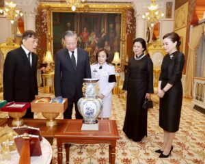 พระบาทสมเด็จพระเจ้าอยู่หัว และสมเด็จพระนางเจ้า ฯ พระบรมราชินี เสด็จออก ณ พระที่นั่งอัมพรสถาน พระราชวังดุสิต ทรงรับ นายโต  เลิม (Mr. To  Lam) เลขาธิการใหญ่พรรคคอมมิวนิสต์และประธานาธิบดีแห่งสาธารณรัฐสังคมนิยมเวียดนาม และนางโง  เฟือง  ลี (Mrs. Ngo Phuong Ly) ภริยา ในโอกาสเดินทางเยือนประเทศไทยอย่างเป็นทางการในฐานะแขกของรัฐบาล