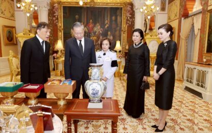 พระบาทสมเด็จพระเจ้าอยู่หัว และสมเด็จพระนางเจ้า ฯ พระบรมราชินี เสด็จออก ณ พระที่นั่งอัมพรสถาน พระราชวังดุสิต ทรงรับ นายโต  เลิม (Mr. To  Lam) เลขาธิการใหญ่พรรคคอมมิวนิสต์และประธานาธิบดีแห่งสาธารณรัฐสังคมนิยมเวียดนาม และนางโง  เฟือง  ลี (Mrs. Ngo Phuong Ly) ภริยา ในโอกาสเดินทางเยือนประเทศไทยอย่างเป็นทางการในฐานะแขกของรัฐบาล