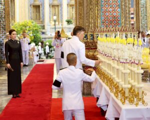 พระบาทสมเด็จพระเจ้าอยู่หัว และสมเด็จพระนางเจ้า ฯ พระบรมราชินี เสด็จพระราชดำเนินโดยรถยนต์พระที่นั่ง ไปในการตั้งเปรียญพระภิกษุ และสามเณร เนื่องในพระราชพิธีทรงบำเพ็ญพระราชกุศลวิสาขบูชา พุทธศักราช ๒๕๖๙ ณ พระอุโบสถวัดพระศรีรัตนศาสดาราม พระบรมมหาราชวัง