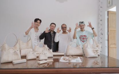 มหัศจรรย์ราชบุรี! “เต้ย พงศกร” แท็กทีม “ตั้ม วราวุธ” พาทัวร์ One Day Trip หาต้นกำเนิดกระเป๋าหนังกาบกล้วย “ตานีสยาม”