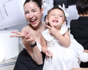 โมเน่ – โซล เสิร์ฟความน่ารัก! คนดังตบเท้าร่วมยินดี EVE’S เปิดอาณาจักรความงามสุดยิ่งใหญ่ พร้อมแกะกล่อง 2 โปรดักต์ใหม่