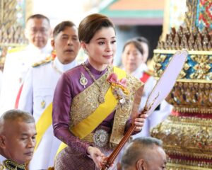 พระบาทสมเด็จพระเจ้าอยู่หัว และสมเด็จพระนางเจ้า ฯ พระบรมราชินี เสด็จพระราชดำเนินโดยรถยนต์พระที่นั่ง ไปในการพระราชพิธีมหามงคลเฉลิมพระชนมพรรษา ๔ รอบ สมเด็จพระนางเจ้า ฯ พระบรมราชินี ๓ มิถุนายน ๒๕๖๙ ณ พระอุโบสถวัดพระศรีรัตนศาสดาราม และพระที่นั่งอมรินทรวินิจฉัย พระบรมมหาราชวัง
