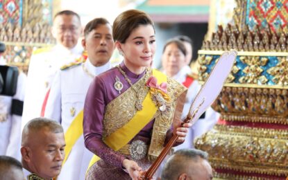 พระบาทสมเด็จพระเจ้าอยู่หัว และสมเด็จพระนางเจ้า ฯ พระบรมราชินี เสด็จพระราชดำเนินโดยรถยนต์พระที่นั่ง ไปในการพระราชพิธีมหามงคลเฉลิมพระชนมพรรษา ๔ รอบ สมเด็จพระนางเจ้า ฯ พระบรมราชินี ๓ มิถุนายน ๒๕๖๙ ณ พระอุโบสถวัดพระศรีรัตนศาสดาราม และพระที่นั่งอมรินทรวินิจฉัย พระบรมมหาราชวัง