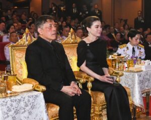 พระบาทสมเด็จพระเจ้าอยู่หัว และ สมเด็จพระนางเจ้าฯ พระบรมราชินี เสด็จพระราชดำเนินไปทอดพระเนตร การแสดงเฉลิมพระเกียรติ สมเด็จพระนางเจ้าฯ พระบรมราชินีเนื่องในโอกาสพระราชพิธีมหามงคลเฉลิมพระชนมพรรษา ๔ รอบ Edelweiss : พราวพร่างกลางดวงใจ ณ โรงมหรสพหลวงศาลาเฉลิมกรุง ถนนเจริญกรุง เขตพระนคร กรุงเทพมหานคร โดยมี นางนฤมล ล้อมทอง กรรมการผู้จัดการ บริษัท สหศีนิมา จำกัด พร้อมด้วย คณะกรรมการ บริษัท สหศีนิมา จำกัด และคณะกรรมการมูลนิธิศาลาเฉลิมกรุง  เฝ้า ฯ รับเสด็จ