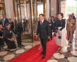 พระบาทสมเด็จพระเจ้าอยู่หัว และ สมเด็จพระนางเจ้า ฯ พระบรมราชินี เสด็จพระราชดำเนินพร้อมด้วยสมเด็จพระเจ้าลูกเธอ เจ้าฟ้าสิริวัณณวรี นารีรัตนราชกัญญา ถึงโรงแรมเลอ เมอริช กรุงปารีส (Le Meurice Paris) ณ ที่นั้น นางสาวธิดา สุขีลาภ อัครราชทูต สถานเอกอัครราชทูต ณ กรุงปารีส พร้อมด้วยข้าราชการสถานเอกอัครราชทูต ณ กรุงปารีส และคู่สมรส นายปาสกาล บียารด์ (Mr. Pascal Billard) ผู้จัดการทั่วไป โรงแรมเลอ เมอริช กรุงปารีส  ตลอดจนหัวหน้าสำนักงานทีมประเทศไทย ณ กรุงปารีส และชุมชนคนไทยในกรุงปารีส เฝ้าทูลละอองธุลีพระบาทรับเสด็จ