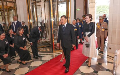 พระบาทสมเด็จพระเจ้าอยู่หัว และ สมเด็จพระนางเจ้า ฯ พระบรมราชินี เสด็จพระราชดำเนินพร้อมด้วยสมเด็จพระเจ้าลูกเธอ เจ้าฟ้าสิริวัณณวรี นารีรัตนราชกัญญา ถึงโรงแรมเลอ เมอริช กรุงปารีส (Le Meurice Paris) ณ ที่นั้น นางสาวธิดา สุขีลาภ อัครราชทูต สถานเอกอัครราชทูต ณ กรุงปารีส พร้อมด้วยข้าราชการสถานเอกอัครราชทูต ณ กรุงปารีส และคู่สมรส นายปาสกาล บียารด์ (Mr. Pascal Billard) ผู้จัดการทั่วไป โรงแรมเลอ เมอริช กรุงปารีส  ตลอดจนหัวหน้าสำนักงานทีมประเทศไทย ณ กรุงปารีส และชุมชนคนไทยในกรุงปารีส เฝ้าทูลละอองธุลีพระบาทรับเสด็จ