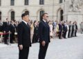 พระบาทสมเด็จพระเจ้าอยู่หัว และ สมเด็จพระนางเจ้า ฯ พระบรมราชินี เสด็จพระราชดำเนินโดยรถยนต์พระที่นั่ง พร้อมด้วยสมเด็จพระเจ้าลูกเธอ เจ้าฟ้าสิริวัณณวรี นารีรัตนาชกัญญา จากโรงแรมเลอ เมอริช กรุงปารีส โรงแรมที่ประทับ ณ กรุงปารีส สาธารณรัฐฝรั่งเศส ไปในพิธีรับเสด็จอย่างเป็นทางการ ณ อนุสรณ์สถาน โอแตล เด แซ็งวาลิด (Hôtel des Invalides) กรุงปารีส