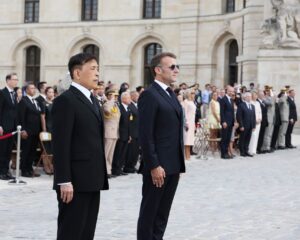 พระบาทสมเด็จพระเจ้าอยู่หัว และ สมเด็จพระนางเจ้า ฯ พระบรมราชินี เสด็จพระราชดำเนินโดยรถยนต์พระที่นั่ง พร้อมด้วยสมเด็จพระเจ้าลูกเธอ เจ้าฟ้าสิริวัณณวรี นารีรัตนาชกัญญา จากโรงแรมเลอ เมอริช กรุงปารีส โรงแรมที่ประทับ ณ กรุงปารีส สาธารณรัฐฝรั่งเศส ไปในพิธีรับเสด็จอย่างเป็นทางการ ณ อนุสรณ์สถาน โอแตล เด แซ็งวาลิด (Hôtel des Invalides) กรุงปารีส