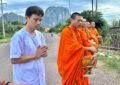 โซเชียลแห่แชร์!!  ภาพล่าสุด “ไผ่ พงศธร” ในชุดขาว เดินเท้าเปล่าตามพระ เป็น “สังกะลี” ที่เมืองเฟือง สปป.ลาว