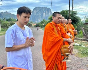 โซเชียลแห่แชร์!!  ภาพล่าสุด “ไผ่ พงศธร” ในชุดขาว เดินเท้าเปล่าตามพระ เป็น “สังกะลี” ที่เมืองเฟือง สปป.ลาว