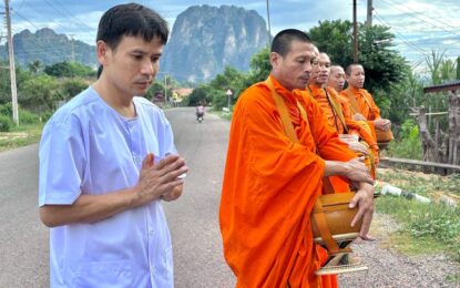 โซเชียลแห่แชร์!!  ภาพล่าสุด “ไผ่ พงศธร” ในชุดขาว เดินเท้าเปล่าตามพระ เป็น “สังกะลี” ที่เมืองเฟือง สปป.ลาว