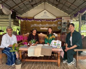“เต้ย พงศกร” แท็กทีม “ป๋อมแป๋ม” บุกนครพนม ชมวิวแม่นํ้าโขง-ชิมปากหม้อในตํานานสัมผัสนวัตกรรม “ผลิตภัณฑ์ทําผ้านิ่มจากยางนา” ใน “หอมแผ่นดิน ฯ