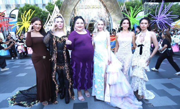 ไอคอนสยามแตก!“เอ ศุภชัย-อั้ม พัชราภา”ลุคสุดจึ้ง นำทีมขบวนPride Parade อลังการ สวยมาก เปิดงาน A Fair x Unity of Pride at ICONSIAM สุดยิ่งใหญ่