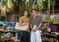 “เต้ย พงศกร” ชวน “หมอก้อง สรวิชญ์” ตะลุยเมืองตรัง นั่งตุ๊กตุ๊กชมย่านตึกเก่า บุกอาณาจักร “ผ้าทอนาหมื่นศรี” มรดกภูมิปัญญา 200 ปี ใน “หอมแผ่นดิน ฯ”