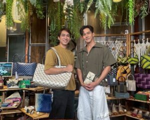 “เต้ย พงศกร” ชวน “หมอก้อง สรวิชญ์” ตะลุยเมืองตรัง นั่งตุ๊กตุ๊กชมย่านตึกเก่า บุกอาณาจักร “ผ้าทอนาหมื่นศรี” มรดกภูมิปัญญา 200 ปี ใน “หอมแผ่นดิน ฯ”