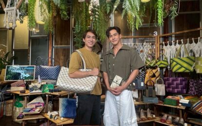 “เต้ย พงศกร” ชวน “หมอก้อง สรวิชญ์” ตะลุยเมืองตรัง นั่งตุ๊กตุ๊กชมย่านตึกเก่า บุกอาณาจักร “ผ้าทอนาหมื่นศรี” มรดกภูมิปัญญา 200 ปี ใน “หอมแผ่นดิน ฯ”