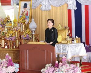 พระราชินี ทอดพระเนตรนิทรรศการ “๔๘ พรรษา พระราชกรณียกิจเพื่อปวงชนชาวไทย“ และพระราชทานรางวัลแก่นักกีฬาชนะเลิศการแข่งขันเรือใบ