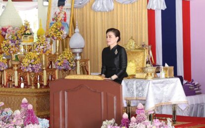 พระราชินี ทอดพระเนตรนิทรรศการ “๔๘ พรรษา พระราชกรณียกิจเพื่อปวงชนชาวไทย“ และพระราชทานรางวัลแก่นักกีฬาชนะเลิศการแข่งขันเรือใบ