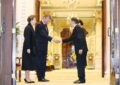 พระบาทสมเด็จพระเจ้าอยู่หัว และสมเด็จพระนางเจ้า ฯ พระบรมราชินี เสด็จออก ณ พระที่นั่งอัมพรสถาน พระราชวังดุสิต ทรงรับเจ้าหญิงแอนน์ พระราชกุมารีแห่งสหราชอาณาจักร (Her Royal Highness Princess Anne, The Princess Royal) พระกนิษฐาในสมเด็จ พระเจ้าชาลส์ที่ ๓ แห่งสหราชอาณาจักร และพลเรือโท เซอร์ ทิโมที ลอเรนซ์ (Vice Admiral Sir Timothy Laurence) พระสวามี ในโอกาสเสด็จเยือนประเทศไทย