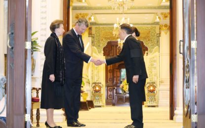พระบาทสมเด็จพระเจ้าอยู่หัว และสมเด็จพระนางเจ้า ฯ พระบรมราชินี เสด็จออก ณ พระที่นั่งอัมพรสถาน พระราชวังดุสิต ทรงรับเจ้าหญิงแอนน์ พระราชกุมารีแห่งสหราชอาณาจักร (Her Royal Highness Princess Anne, The Princess Royal) พระกนิษฐาในสมเด็จ พระเจ้าชาลส์ที่ ๓ แห่งสหราชอาณาจักร และพลเรือโท เซอร์ ทิโมที ลอเรนซ์ (Vice Admiral Sir Timothy Laurence) พระสวามี ในโอกาสเสด็จเยือนประเทศไทย