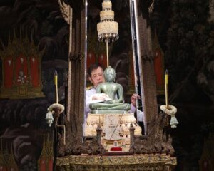 พระบาทสมเด็จพระเจ้าอยู่หัว และสมเด็จพระนางเจ้าฯ พระบรมราชินี เสด็จพระราชดำเนินไปยัง พระอุโบสถ วัดพระศรีรัตนศาสดาราม ในพระบรมมหาราชวัง ทรงเปลี่ยนเครื่องทรงฤดูร้อน เป็นเครื่องทรงฤดูฝน ถวายพระพุทธมหามณีรัตนปฏิมากร ในการนี้ สมเด็จพระเจ้าลูกเธอ เจ้าฟ้าสิริวัณณวรีนารีรัตนราชกัญญา สมเด็จพระเจ้าลูกยาเธอ เจ้าฟ้าทีปังกรรัศมีโชติ มหาวชิโรตตมางกูร สิริวิบูลยราชกุมาร และเจ้าคุณพระสินีนาถ พิลาสกัลยาณี โดยเสด็จในการนี้ด้วย