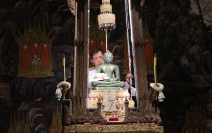 พระบาทสมเด็จพระเจ้าอยู่หัว และสมเด็จพระนางเจ้าฯ พระบรมราชินี เสด็จพระราชดำเนินไปยัง พระอุโบสถ วัดพระศรีรัตนศาสดาราม ในพระบรมมหาราชวัง ทรงเปลี่ยนเครื่องทรงฤดูร้อน เป็นเครื่องทรงฤดูฝน ถวายพระพุทธมหามณีรัตนปฏิมากร ในการนี้ สมเด็จพระเจ้าลูกเธอ เจ้าฟ้าสิริวัณณวรีนารีรัตนราชกัญญา สมเด็จพระเจ้าลูกยาเธอ เจ้าฟ้าทีปังกรรัศมีโชติ มหาวชิโรตตมางกูร สิริวิบูลยราชกุมาร และเจ้าคุณพระสินีนาถ พิลาสกัลยาณี โดยเสด็จในการนี้ด้วย