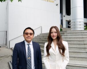 ฟรีน สโรชา เข้าไกล่เกลี่ยคดีกับอดีตต้นสังกัด เจรจาหาข้อยุติ เหตุบริษัทเก่าค้างเงินค่าจ้าง ศาลแพ่งนัดไกล่เกลี่ยอีกรอบ ฝ่าย ฟรีน หวังคดีจบด้วยดี