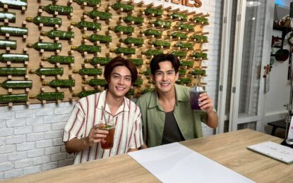 “เต้ย พงศกร” ชวนเพื่อนซี้ “เอี๊ยง สิทธา” ไหว้พระปฐมเจดีย์-ชมนวัตกรรมสกินแคร์จากข้าวบุกอาณาจักร “ซุปเปอร์มาร์เก็ตกล้วยไม้” ใน “หอมแผ่นดิน กลิ่นไอเกษตร”