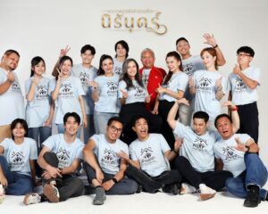 “เกล ดีล่า” ผนึกกำลังน้องชาย  “เกเว่น” เปิดโปรเจกต์ยิ่งใหญ่ “พระราชกรณียกิจอันเป็นนิรันดร์” รวมศิลปินและนักแสดงแถวหน้าของเมืองไทย นำโดย แพนเค้ก เขมนิจ, ปั่น-ไพบูลย์เกียรติ, แอม-เสาวลักษณ์ ฯลฯ ร่วมสร้างสรรค์ผลงานเทิดพระเกียรติสมเด็จพระนางเจ้าสิริกิติ์ พระบรมราชชนนีพันปีหลวง