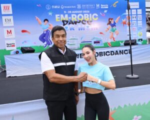 เบเบ้ ธันย์ชนก นำทีมออกสเต็ปชวนทุกคนขยับร่างกายไปกับจังหวะแอโรบิกสุดมันส์ ในกิจกรรม “EM-ROBIC DANCE FOR MOM @BENCHASIRI PARK
