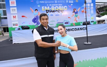 เบเบ้ ธันย์ชนก นำทีมออกสเต็ปชวนทุกคนขยับร่างกายไปกับจังหวะแอโรบิกสุดมันส์ ในกิจกรรม “EM-ROBIC DANCE FOR MOM @BENCHASIRI PARK