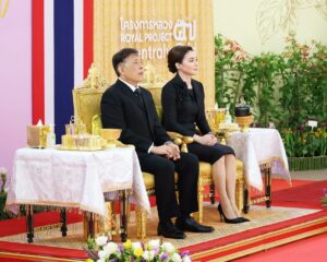 ในหลวง-พระราชินี ทรงเปิดงาน “โครงการหลวง ๕๗“ ทอดพระเนตรกุหลาบ “ควีนสุทิดา ” ด้วยความสนพระราขหฤทัย