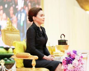 สมเด็จพระนางเจ้า ฯ พระบรมราชินี เสด็จพระราชดำเนินไปทรงเปิดงานวันสตรีไทย ประจำปี ๒๕๖๙ “แม่หลวงของแผ่นดิน สถิตถิ่นทิพย์วิมาน สตรีไทยตั้งปณิธาน สานต่องานศิลป์แผ่นดิน” และทอดพระเนตรนิทรรศการเฉลิมพระเกียรติ ฯ ณ ศูนย์แสดงสินค้าและการประชุมอิมแพ็ค เมืองทองธานี อำเภอปากเกร็ด จังหวัดนนทบุรี